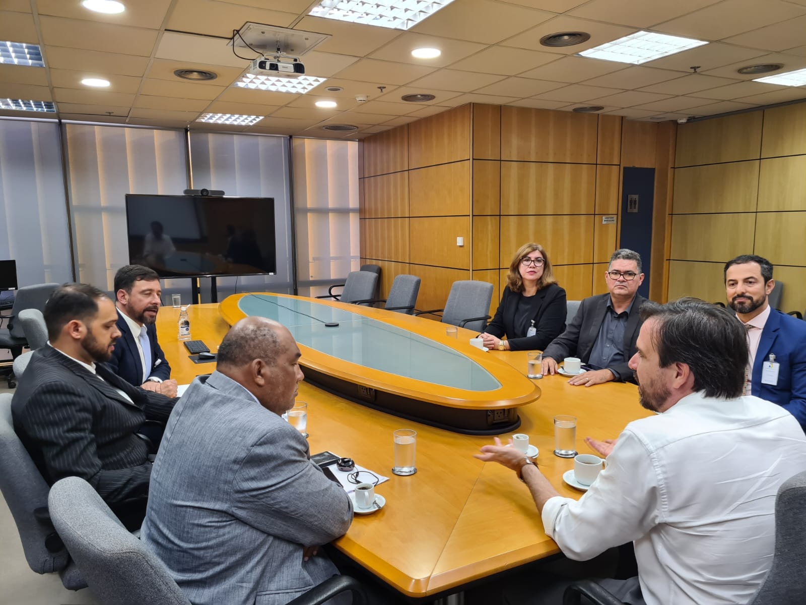 Uso de Postes é Destaque em Reunião entre Anatel e Provedores de Internet